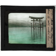 Enfants, jardins japonais. Porte d'un temple dans la mer intérieure.