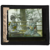 Enfants, jardins japonais. Servant le thé.