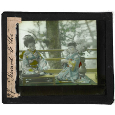 Enfants, jardins japonais. Servant le thé.