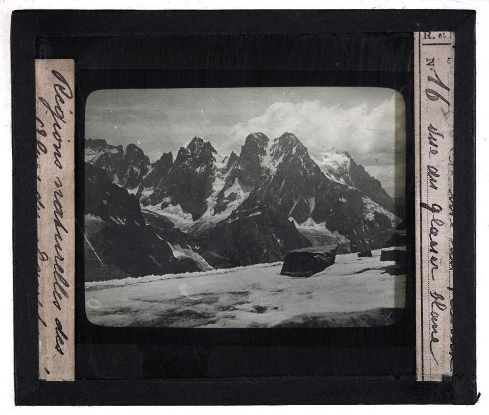 Les Régions naturelles des Alpes du Dauphiné. Chaîne du Pelvoux vue du glacier Blanc.