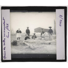 Vendée. Marins des Sables raccommodant leurs filets.