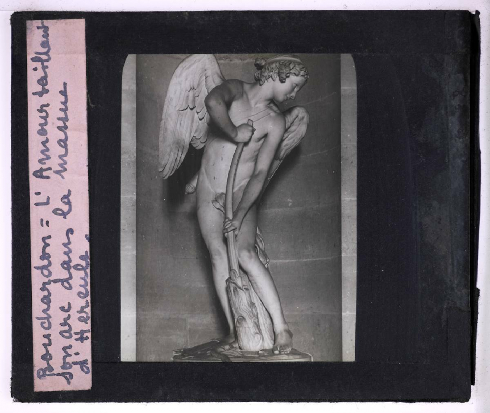 La Sculpture française du XVIIe et du XVIIIe siècle au Musée du Louvre. Bouchardon. L'Amour taillant son arc dans la massue d'Hercule.
