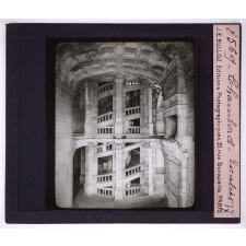 Les Châteaux historiques français. Chambord. Escalier.