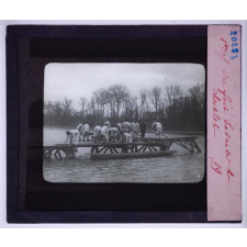 Les Travaux du génie dans un régiment de sapeurs mineurs. I. Fascinages, passerelles, ponts. On fait basculer le chevalet.