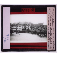 L'Alsace-Lorraine en 1918. Colmar. Place du théâtre, défilé des drapeaux des sociétés de la ville.