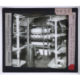 Sérothérapie. Préparation des divers sérums de l'Institut Pasteur de Paris. Grande étuve chauffée à 38° oü les microbes se développent dans les ballons ensemencés.