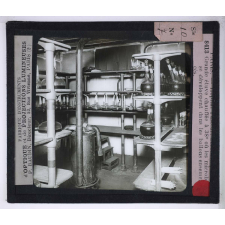 Sérothérapie. Préparation des divers sérums de l'Institut Pasteur de Paris. Grande étuve chauffée à 38° oü les microbes se développent dans les ballons ensemencés.