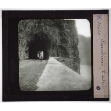 Suisse, montagnes, lacs. Axenstrasse, l'entrée.
