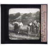Roumanie. Campement de Tsiganes au bord du Jiou, esclaves jusqu'au milieu du XIXe siècle.