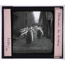 Le Verre à vitres. Porteuses de canons.