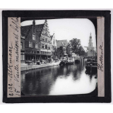 La Hollande. Alkmaar. Vieille maison et beffroi.