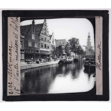 La Hollande. Alkmaar. Vieille maison et beffroi.