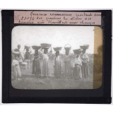 Roumanie. Femmes roumaines portant dans des paniers le dîner des hommes qui travaillent aux champs.