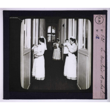 Les Crèches. Le couloir central.