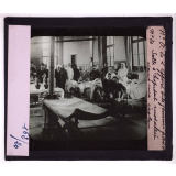 L'Effort de la femme française pendant la guerre. Salle d'hôpital installée dans une école.