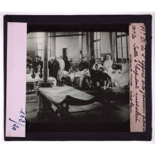 L'Effort de la femme française pendant la guerre. Salle d'hôpital installée dans une école.