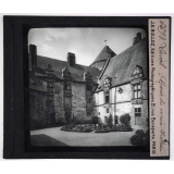 Maine - Anjou (Sarthe, Mayenne, Maine-et-Loire). Laval. Cour du vieux Château.