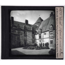 Maine - Anjou (Sarthe, Mayenne, Maine-et-Loire). Laval. Cour du vieux Château.