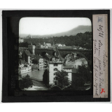Suisse, les villes. Berne : Prise de Barengraben vers le pont de Nydeck.
