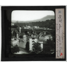 Suisse, les villes. Berne : Prise de Barengraben vers le pont de Nydeck.