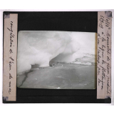 La Glaciation dans les régions polaires antarctiques (Glaciers, iceberg et banquises). Bourrelet de glace produit à la ligne de flottaison d'un iceberg, par la congélation de l'eau de mer.