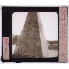 Civilisation égyptienne : tombeaux, mœurs. Musée du Caire. Pointe d'obélisque, provient de Karnak.