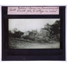 Les Civils pendant la guerre. Estrées (Somme) au commencement d'août 1916, le village en ruine.