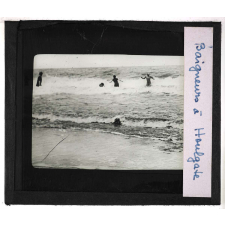Les Plages. Baigneurs à Houlgate.