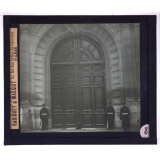 Les Civils pendant la guerre. Portes de la Banque de France. 
