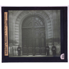 Les Civils pendant la guerre. Portes de la Banque de France.