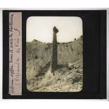 Volcans, érosions, glaciers. Colonne coiffée dans le ravin de Vallauria (Pyramide des Fées).