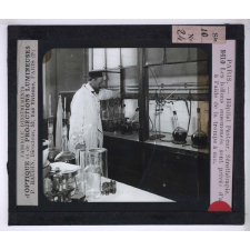Sérothérapie. Préparation des divers sérums de l'Institut Pasteur de Paris. Les ballons ensemencés sont privés d'air à l'aide de la trompe à eau.
