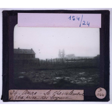 Arras et les champs de bataille de l'Artois. Le théâtre des combats de 1915. Le chevalement. Vue prise des boyaux.