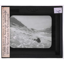 Agents extérieurs. Passage dans une avalanche. Vallée karstique du Daubensee.