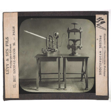 Chutes des corps. Presse hydraulique.