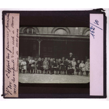 L'Effort de la femme française pendant la guerre. Les enfants d'une école de Reims munis de masques.