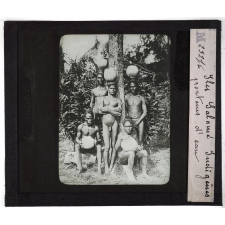 Nouvelle Guinée. Iles Salomé. Indigènes porteurs d'eau.