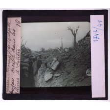 Guerre 1914-1918. Champs de bataille. Boyau creusé dans les ruines d'Estrées.