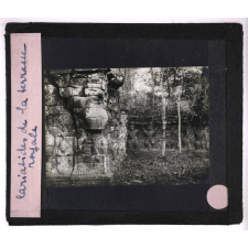 Les Ruines d'Angkor. Cariatides de la terrasse royale.