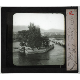Suisse, les villes. Genève : L'Ile J.J. Rousseau et le pont du Mont Blanc.