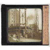 Comment on construit une maison. Construction du rez-de-chaussée, échafaudages et sapines.