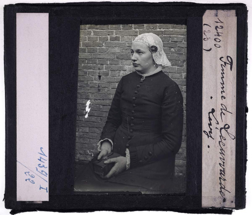 La Hollande. Femme de Leeuwarden.