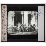 Sumatra. Groupe indigène sur les marches de la mosquée Kota Radja.