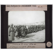 Salonique. Devant la tour blanche. Débarquement de français.