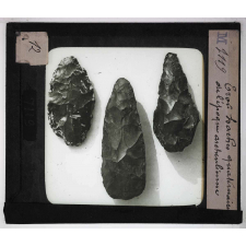 Ère quaternaire, ustensiles, nature, fossiles. Trois haches quaternaire de l'époque archeulienne.