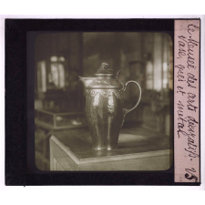 Une Visite au musée des Arts décoratifs. Vase, grès et métal.