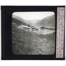La Roumanie. Vie pastorale dans les hauts Carpathes. Bergerie avec maison d'habitation, cabane à fromage et enclos pour les brebis.
