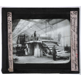 Le Bois et les produits de la forêt, industries forestières. Pavage en bois. Découpage mécanique des pavés à l'usine municipale de Paris.