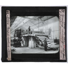 Le Bois et les produits de la forêt, industries forestières. Pavage en bois. Découpage mécanique des pavés à l'usine municipale de Paris.