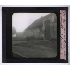 Les Régions de craie du nord de la France (Amiénois) (géographie physique et humaine). Rue du village et puits (Saveuse).